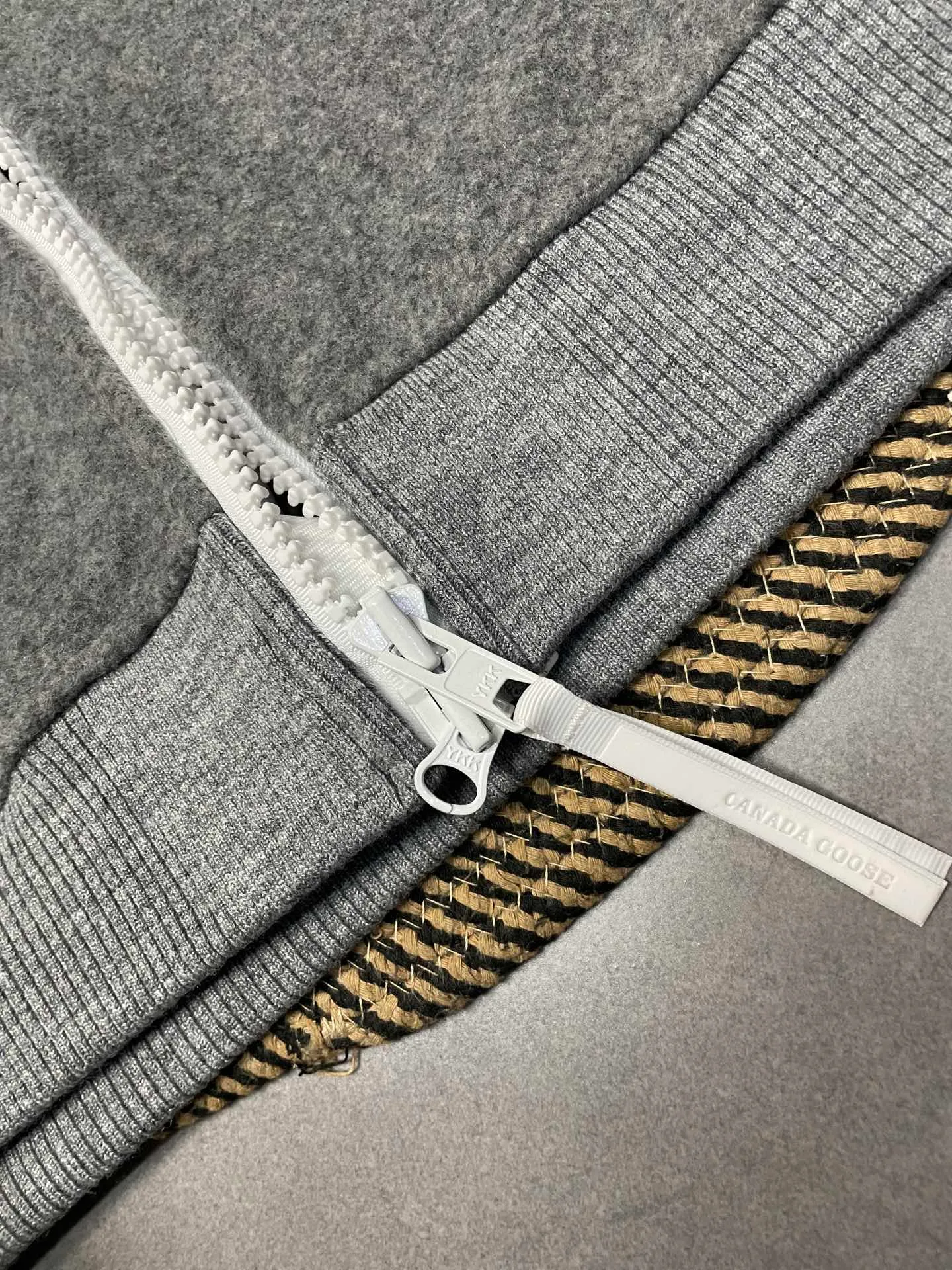 P600 Gray CANADA GOOSE/Canada Goose Autumn and Winter Couple's Fleece Vest Jacket 🔘Color: Black Gray Khaki Highest version Original fabric High version High quality) ⚠All details Fabric accessories craftsmanship (all 1:1 passed inspection) (The owner is a "detail monster" so the goods he makes also pay attention to details) 1⃣ Distinguish the wrong version of the market goods: all go single line ❌ Our genuine 1:1 special machine presses the line (high requirements for machine workers) 2⃣ Differentiates the market from drawings and making goods. Fabric color difference is too big. You get what you pay for, not fast food. 3⃣ Differentiates the market from low-end versions to receive labels, hang tags, and wash labels. All our accessories are custom-made (approved level) 4⃣ Differentiates the market from the detail-free workmanship❌ Our workmanship: neckline, shoulder line, armholes, cuffs, hem (In order to increase the cost, we must also restore the original product: yoke taping, double needle threading🔍) Size: S-XXL